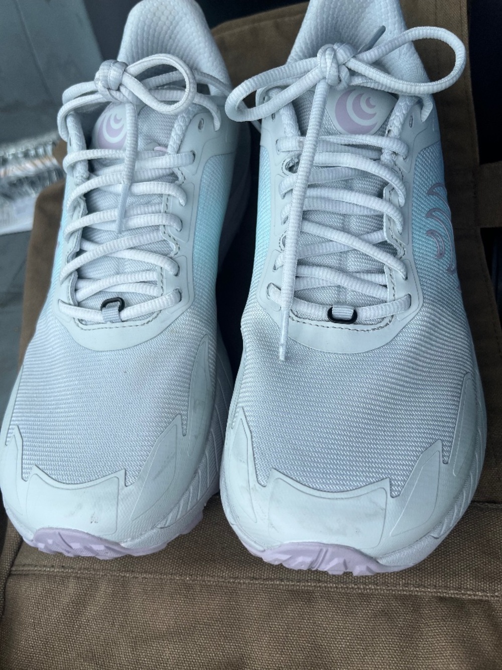 Topo women’s 9.0 white shoes